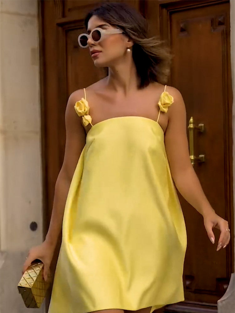 Rosalie™ – Elegantes Satijn-Minikleid mit 3D-Blüten