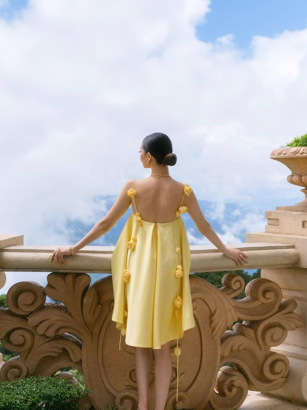 Rosalie™ – Elegantes Satijn-Minikleid mit 3D-Blüten